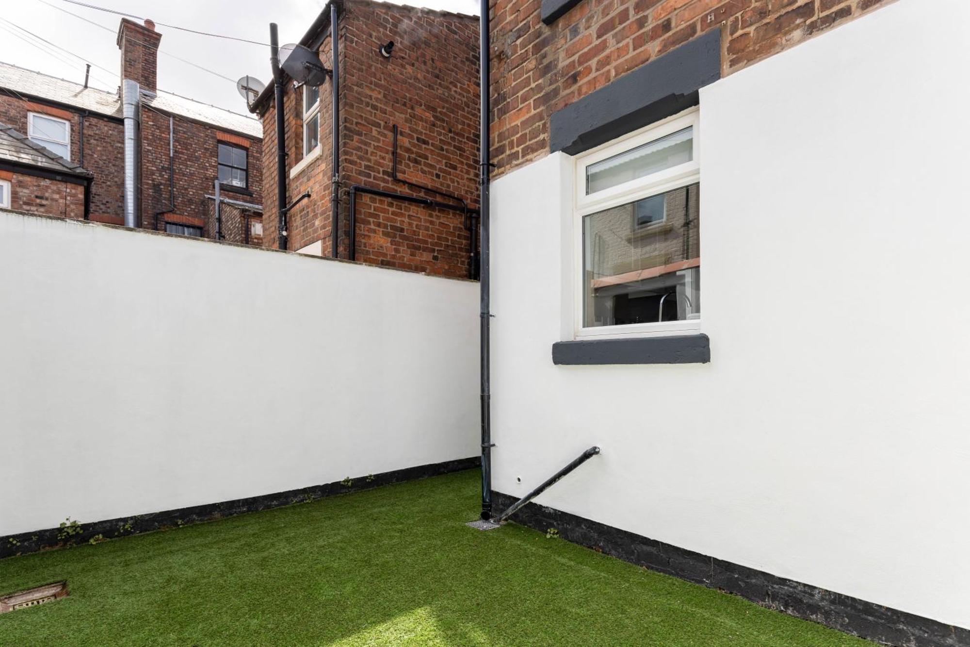 Modern & Stylish Home At The Corner Of Famous Penny Lane In リヴァプール エクステリア 写真